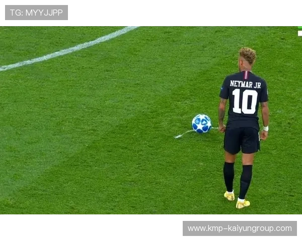 内马尔任意球弧线破网，巴西再现经典一刻